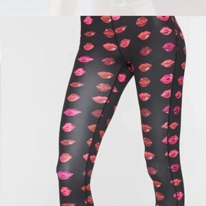 Pam & Gela Movefast 7/8 Leggings Black W/Red Lips Size Large NWT